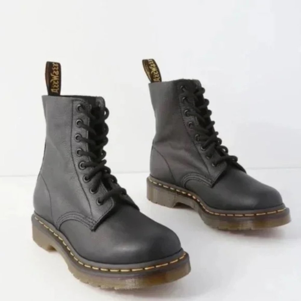DR. MARTENS 1460 in Black Smooth Leather Size Size EU 39 (US 8)